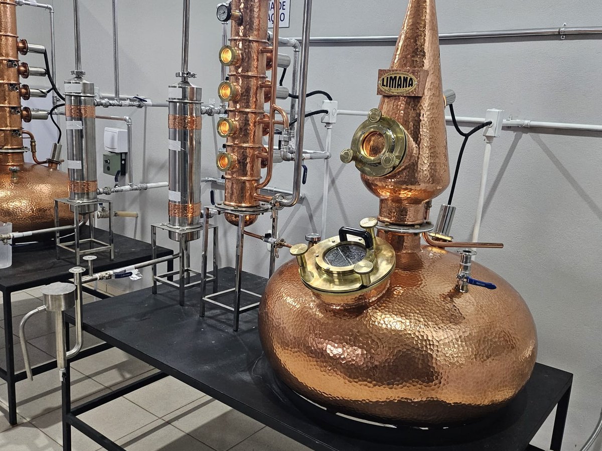 Alambique de cobre batido e coluna de destilação na destilaria da Ever’s Beverage, em São Vendelino – RS