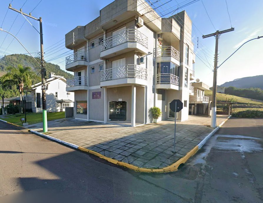 Fachada da Ever’s Beverage Distillery em São Vendelino – RS: prédio de esquina de três andares com a placa roxa da marca