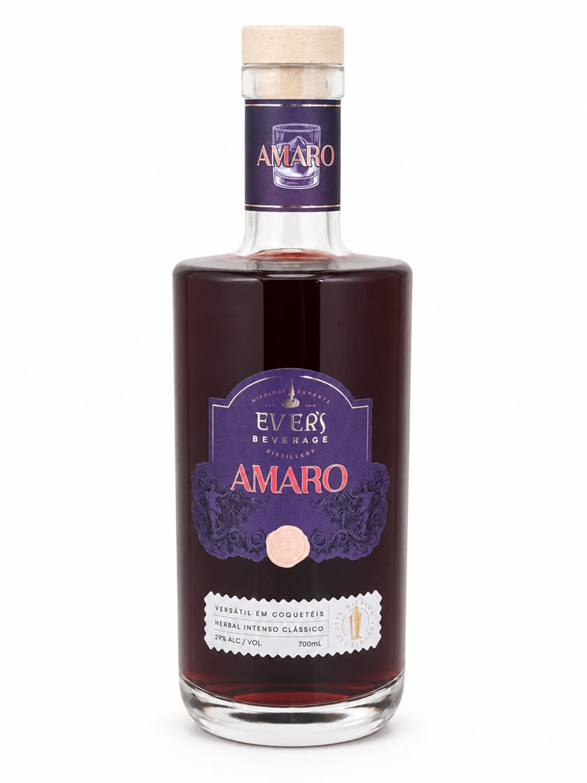 Garrafa de Amaro Ever’s Beverage, 700 ml, líquido escuro e rótulo roxo com letras vermelhas