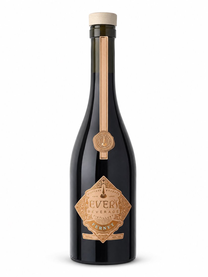 Garrafa escura de Fernet Ever’s Beverage, 750 ml, rótulo em formato de losango cobre
